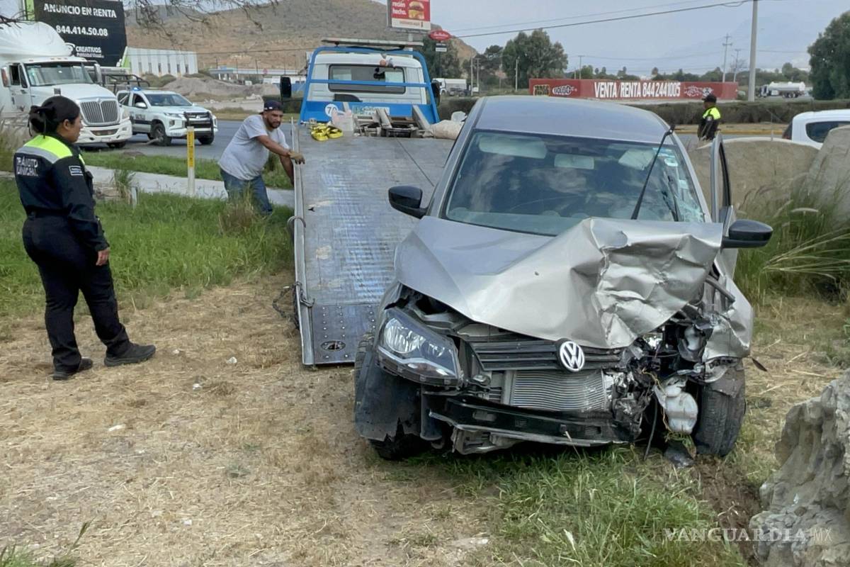 Choca contra roca tras asustarse por maniobra de tráiler en Saltillo