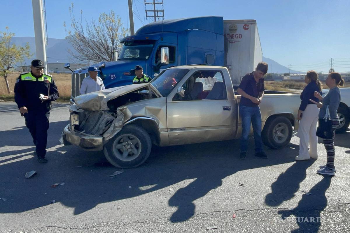 Septuagenario dice ‘no ver’ camioneta y la impacta, al sur de Saltillo