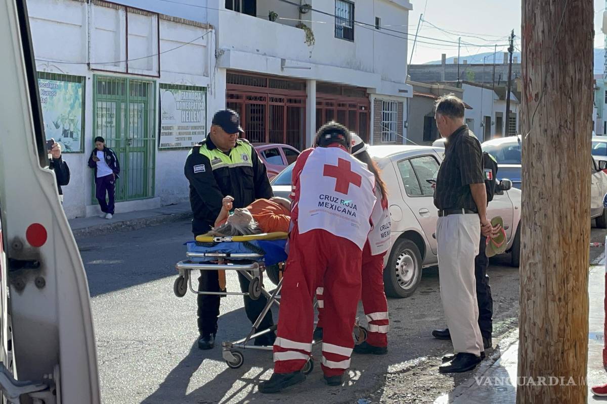 Atropella conductor a mujer en el Centro de Saltillo; víctima sufre probable fractura