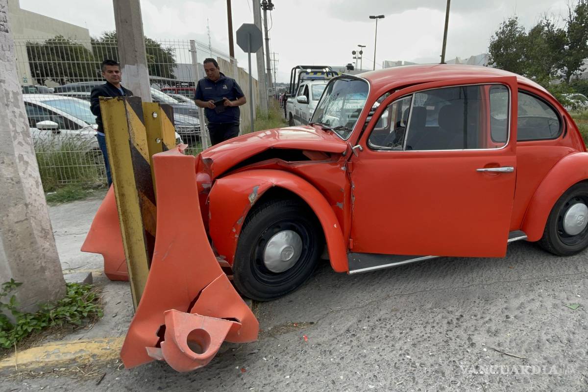 Saltillo: vocho se impacta contra barra metálica tras falla mecánica; dos mujeres terminan lesionadas