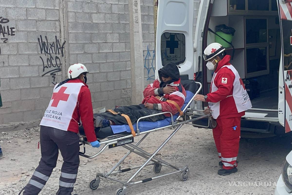 Saltillo: derrapa joven en moto y acaba en el hospital con posible fractura