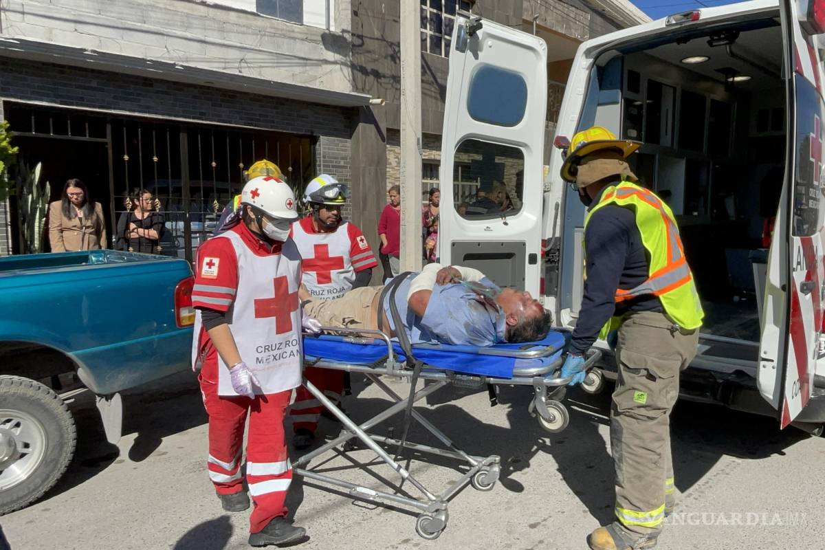 Cae sexagenario de 7 metros tras fuerte descarga eléctrica, en Saltillo