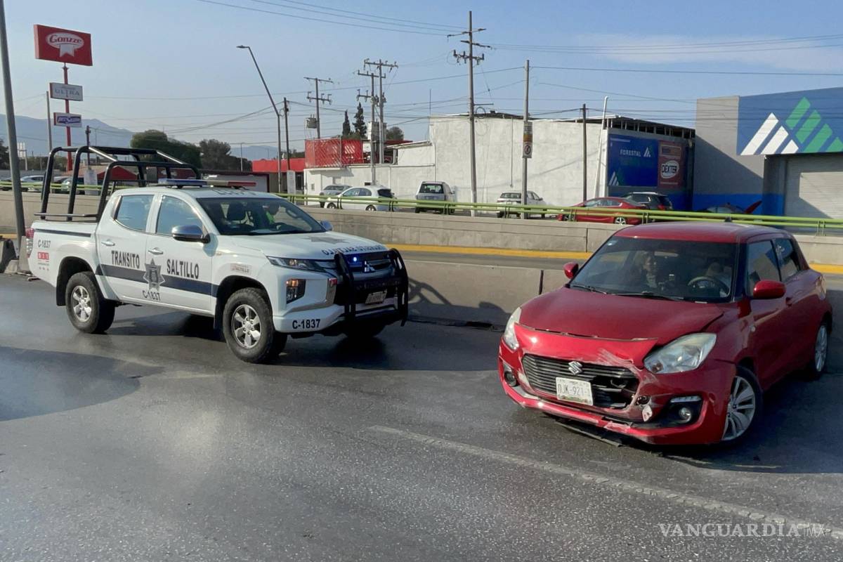 Queda atravesado tras chocar contra muro de contención, en Saltillo
