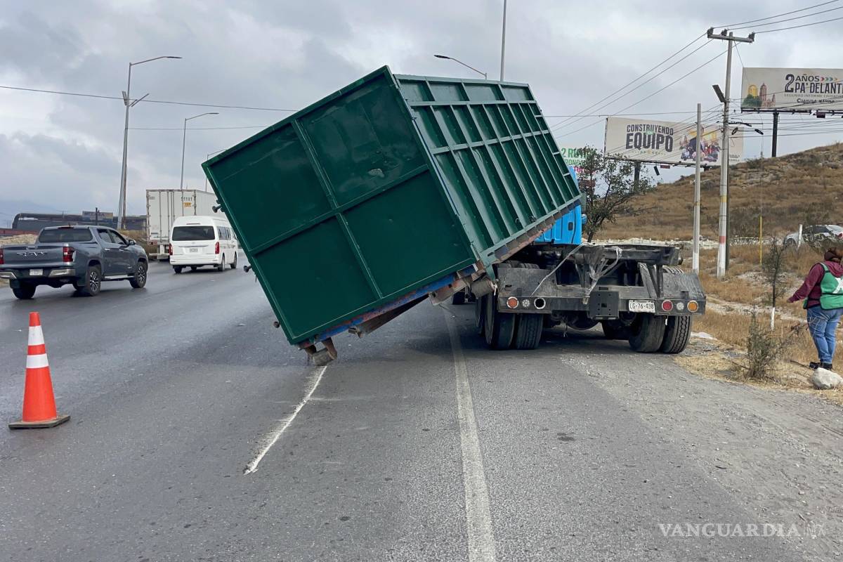 Falla mecánica desprende contenedor y causa afectaciones viales en la Saltillo–Monterrey