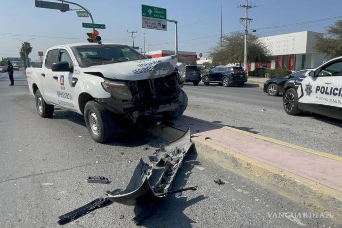 $!Se atraviesa taxista al dar vuelta y provoca percance en Saltillo