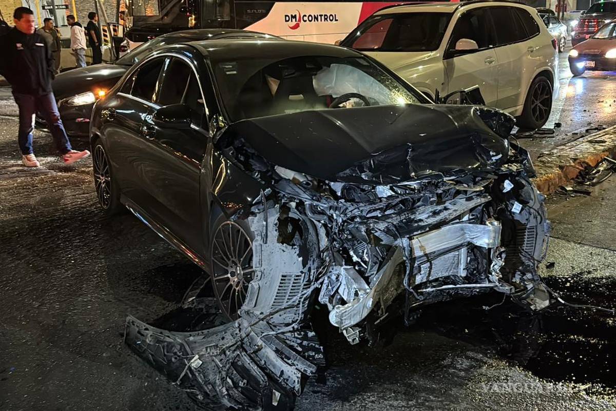 $!Los vehículos quedaron con severos daños materiales tras el fuerte impacto ocurrido en una zona de alto flujo vehicular.