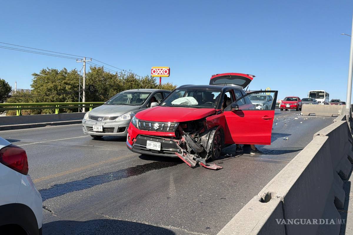 Choque por alcance origina caos vial, en Saltillo
