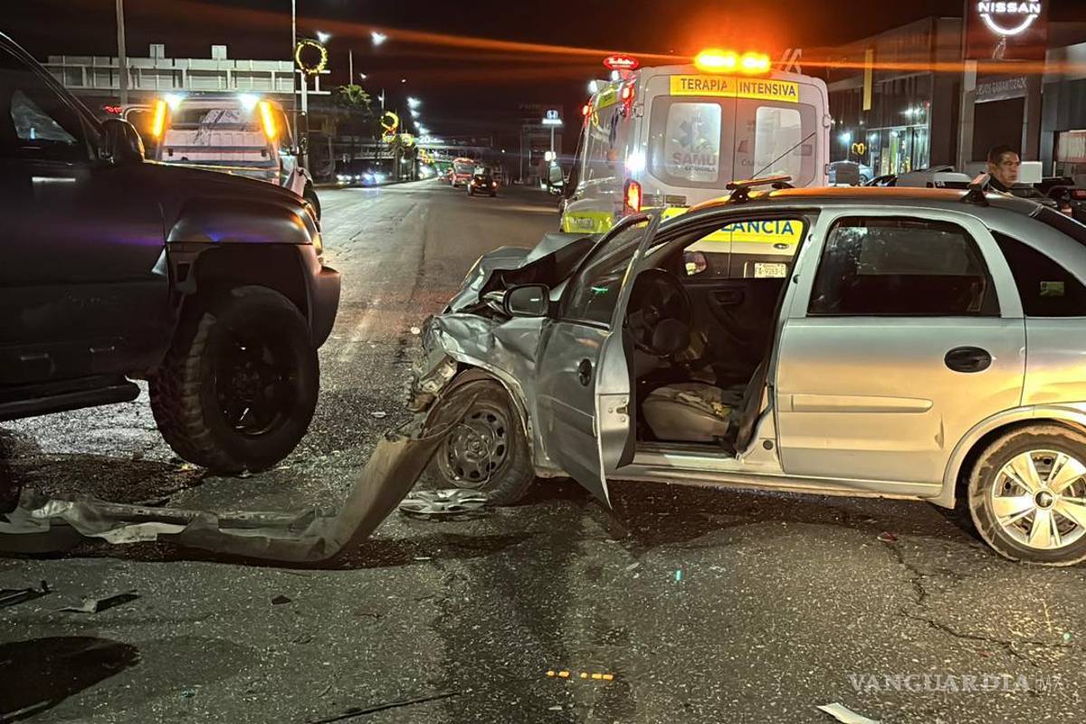 $!Elementos de Tránsito Municipal abanderaron la zona para evitar otro percance durante la madrugada.
