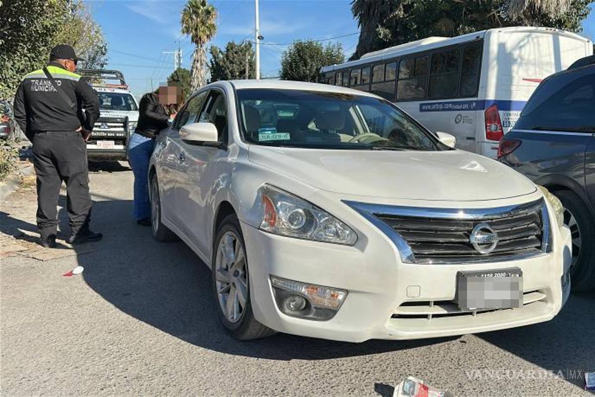 $!La conductora del Nissan Sentra fue detenida por Tránsito Municipal para el deslinde de responsabilidades.