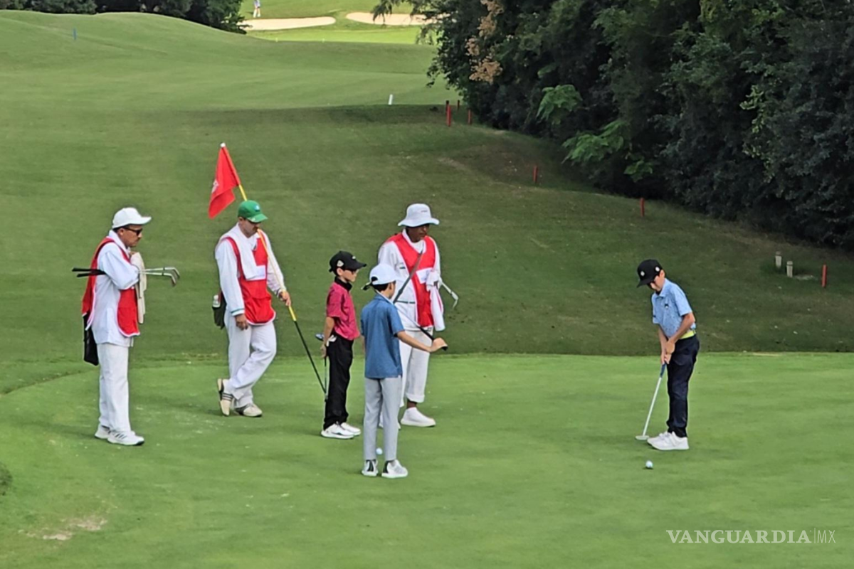 $!El joven golfista del Club Campestre Saltillo continúa su racha ganadora en el circuito infantil.