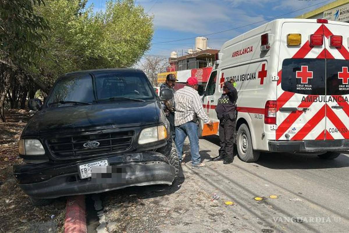 $!Paramédicos de la Cruz Roja valoraron a los involucrados en el lugar del accidente.