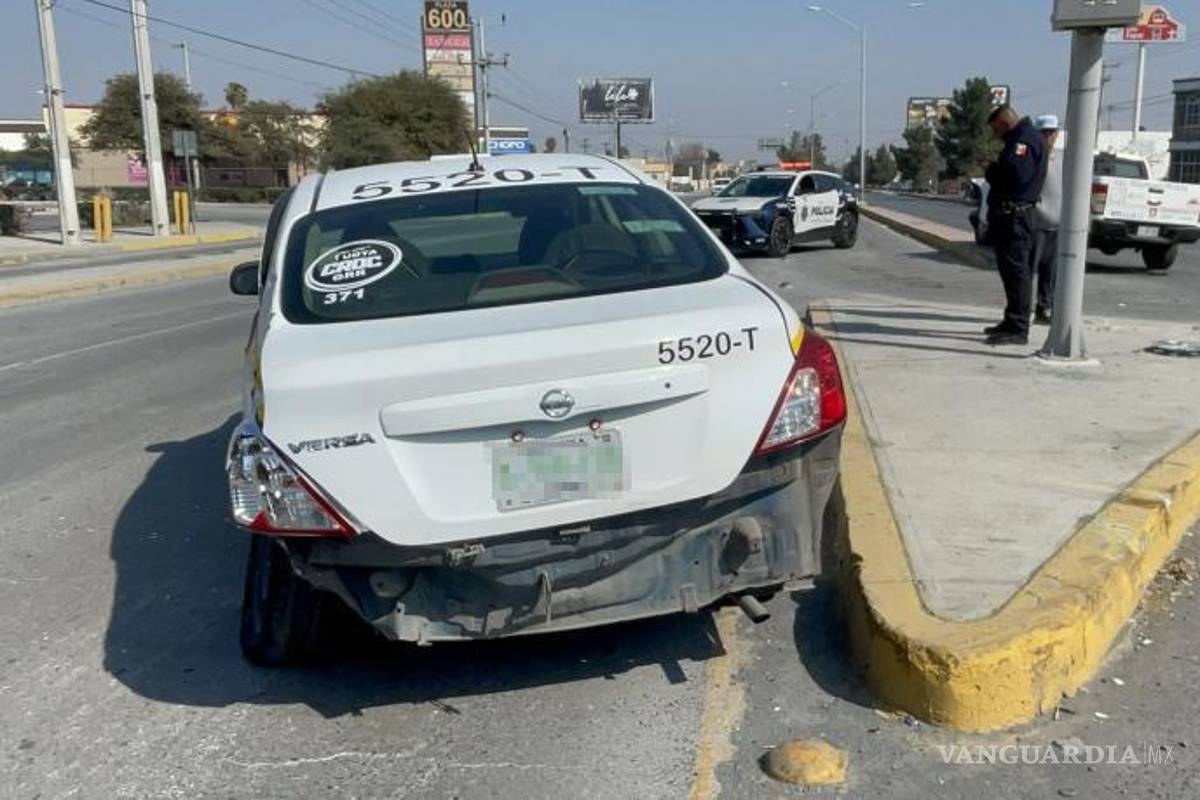 $!Se atraviesa taxista al dar vuelta y provoca percance en Saltillo
