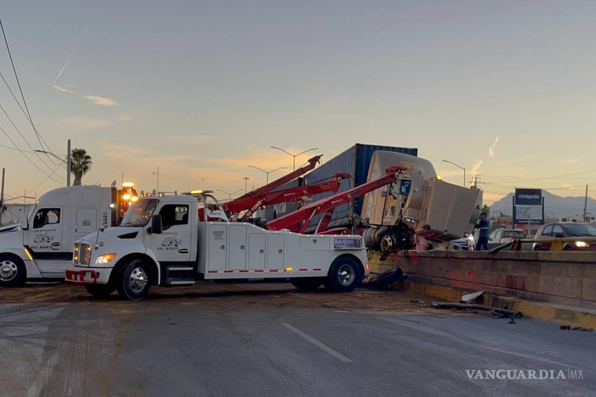 Se le poncha llanta a trailero y provoca aparatoso accidente en Ramos Arizpe