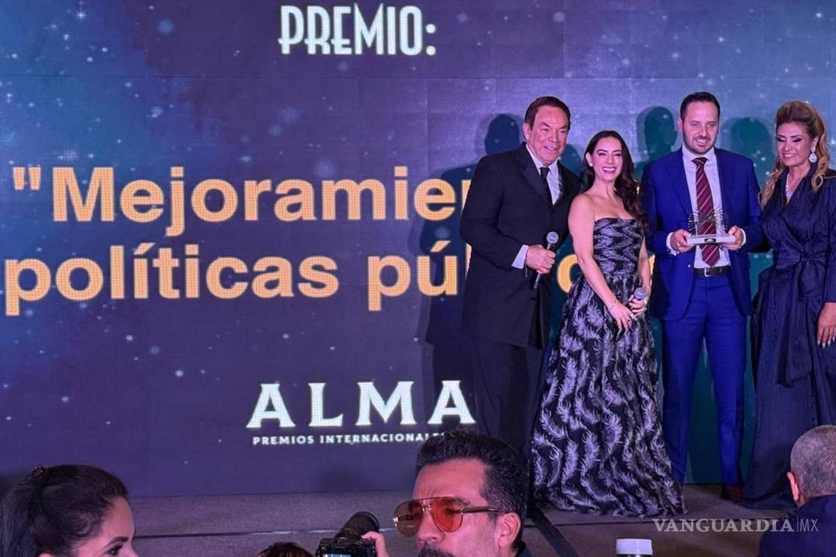 Recibe alcalde de Piedras Negras reconocimiento en los Premios ALMA 2025
