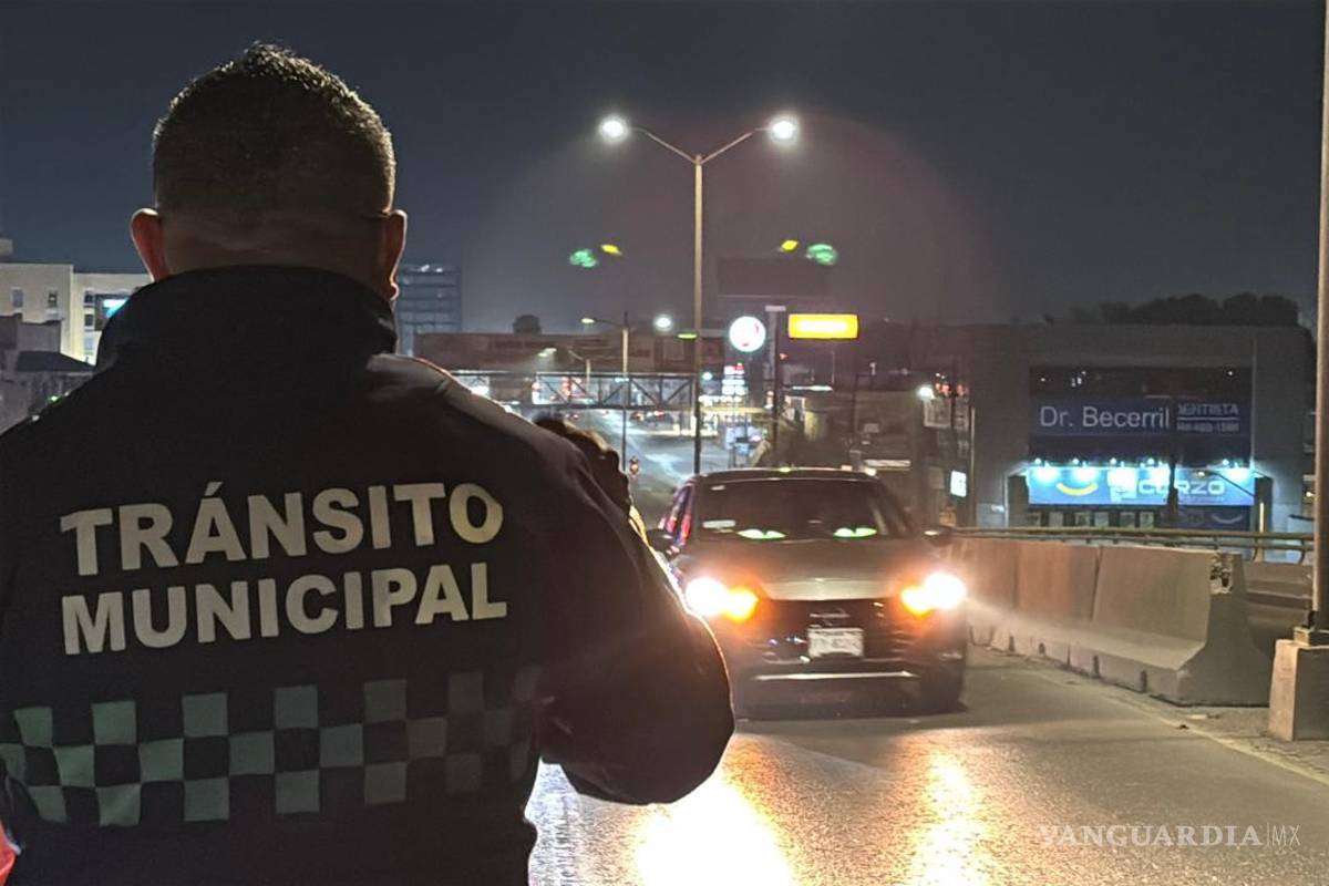 $!Esparcieron aserrín sobre el aceite derramado para evitar otro accidente en la transitada vialidad.