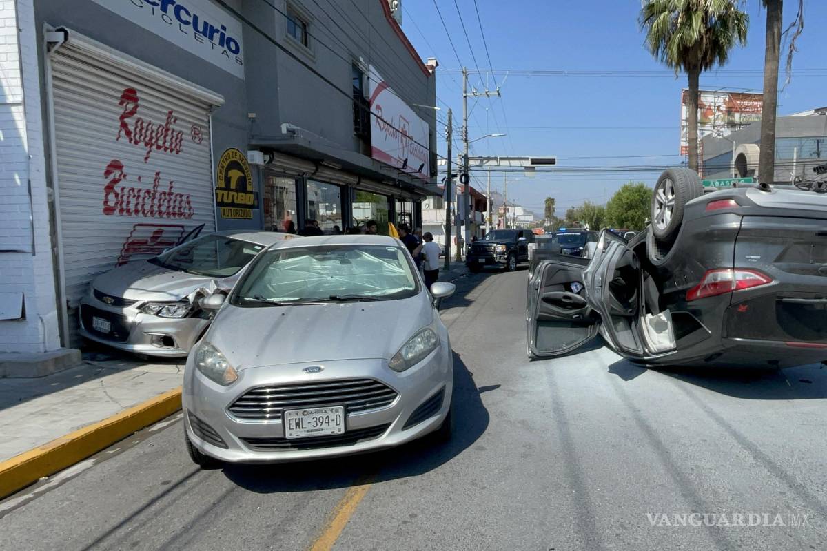Octogenaria provoca volcadura e incendio de camioneta tras dar vuelta en rojo en Saltillo