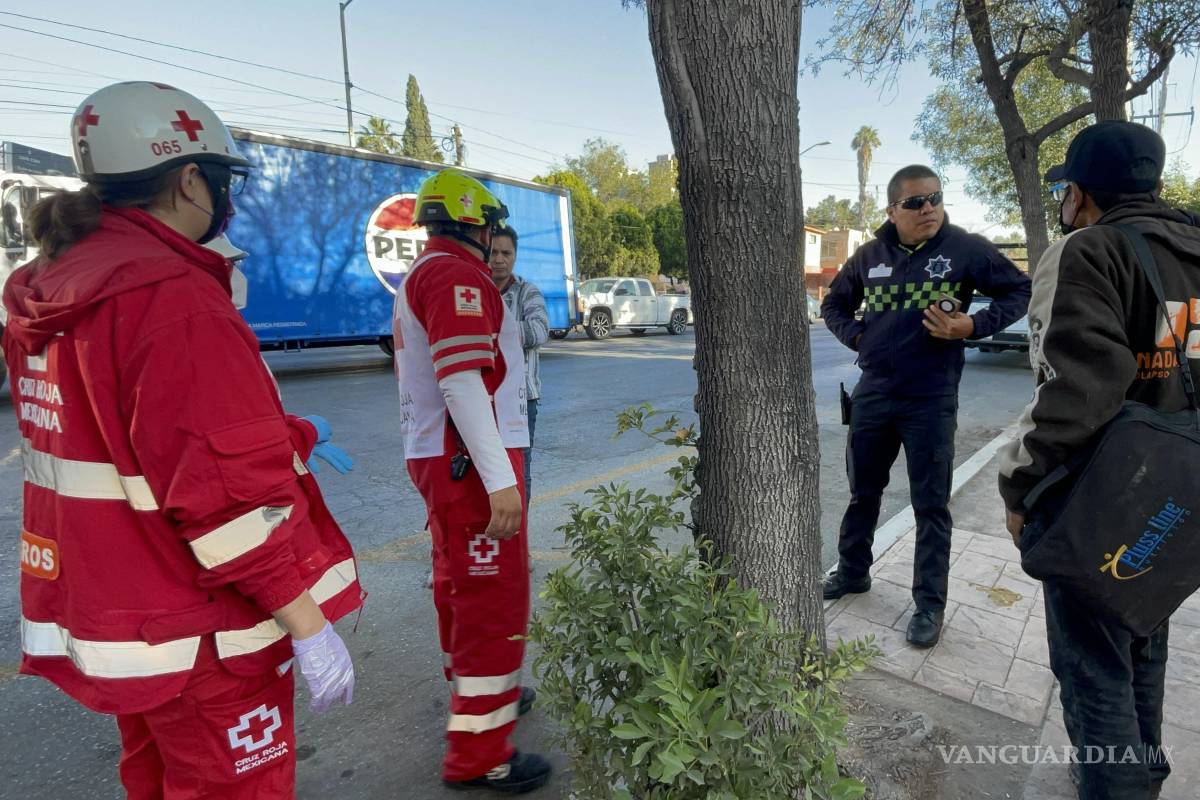 Arrastra ruta 13A a hombre en el centro de Saltillo; intentaba subir por atrás