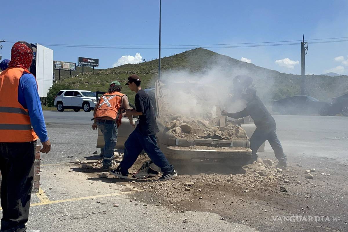 Saltillo: arde auto recién salido del taller en V. Carranza; obreros lo apagan con tierra y agua