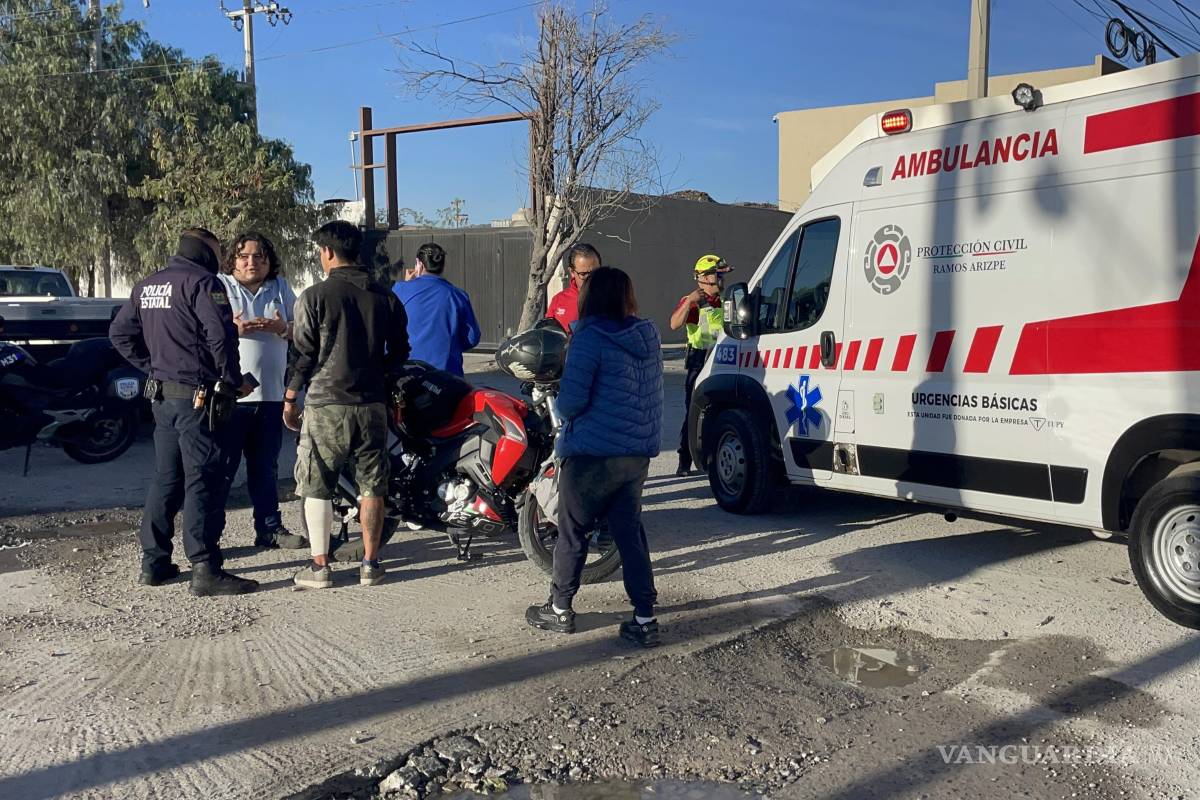 Ramos Arizpe: imprudente conductor derriba a pareja de jóvenes motociclistas