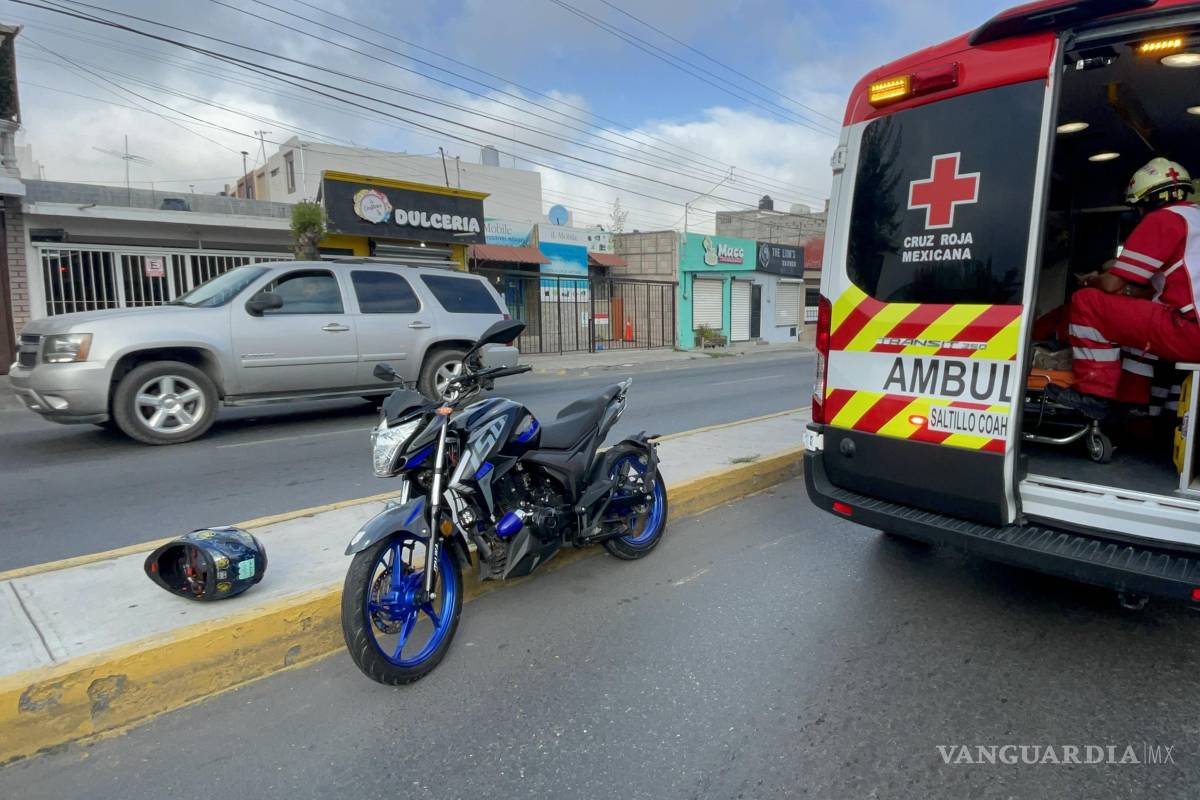 Saltillo: joven motociclista se estrella contra auto que se le atravesó y resulta lesionado