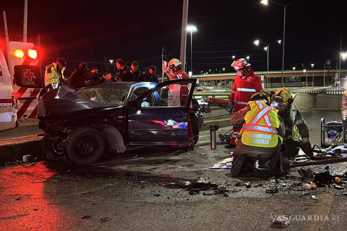 $!Paramédicos de Cruz Roja brindan atención inmediata a los sobrevivientes antes de su traslado al Hospital General.