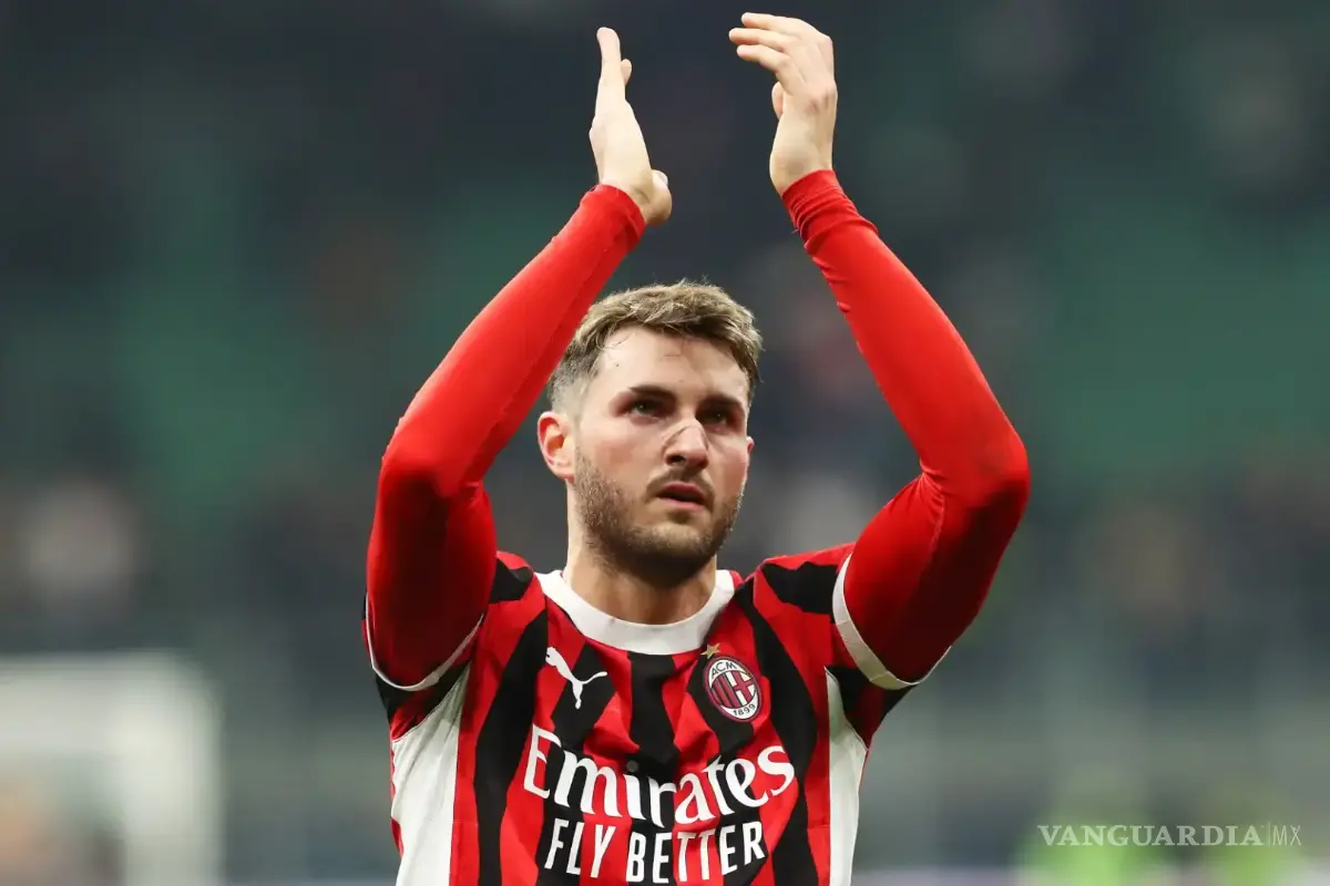 Santiago Giménez acepta salida del Milan y se acerca a la Roma