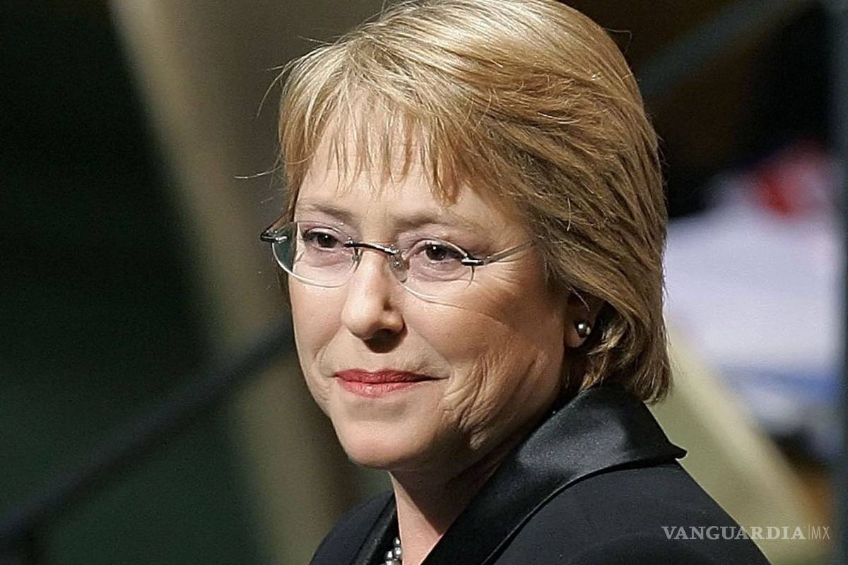 $!Regalan muñeca inflable a ministro de Economía de Chile; le llueven críticas