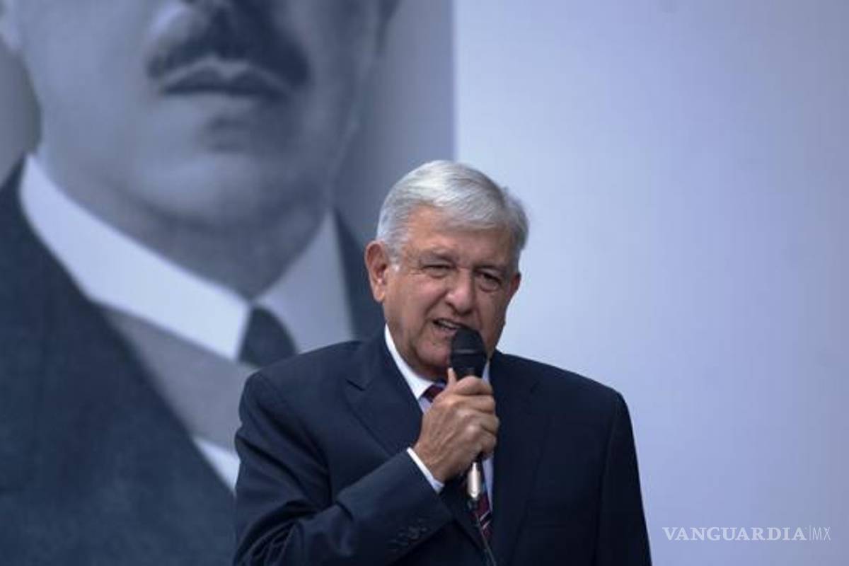 AMLO revisa proyectos del NAICM y tren con equipo de transición