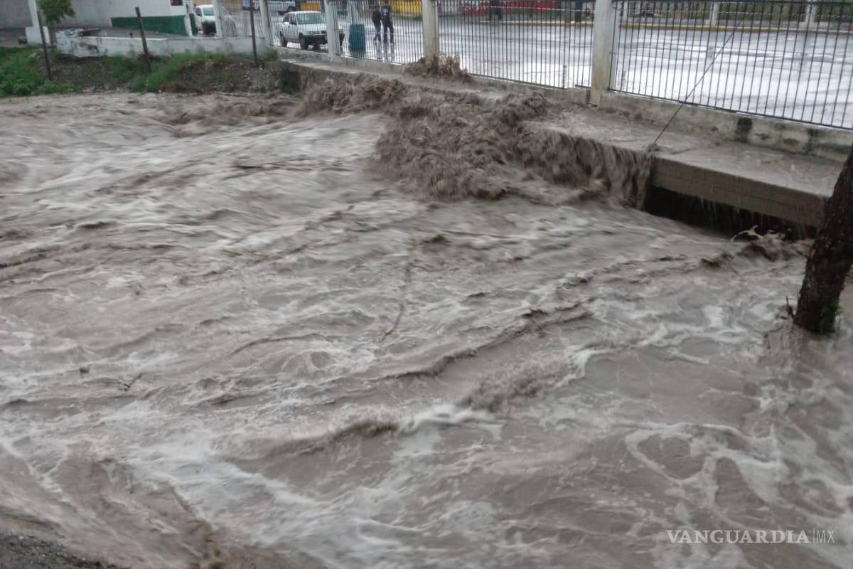 Lluvia moviliza a personal de distintas corporaciones en Parras