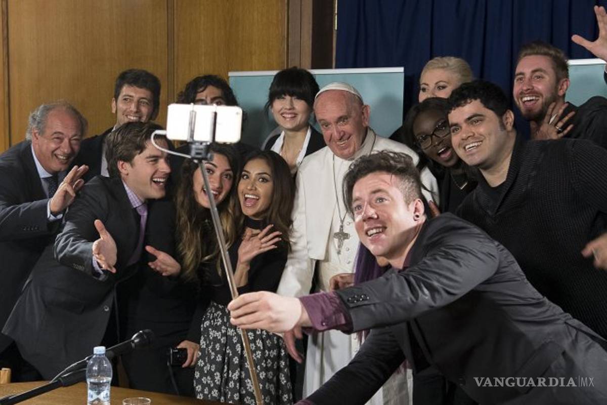 El Papa se reune con "Youtubers" mexicanos, les pide forjen un mundo mejor