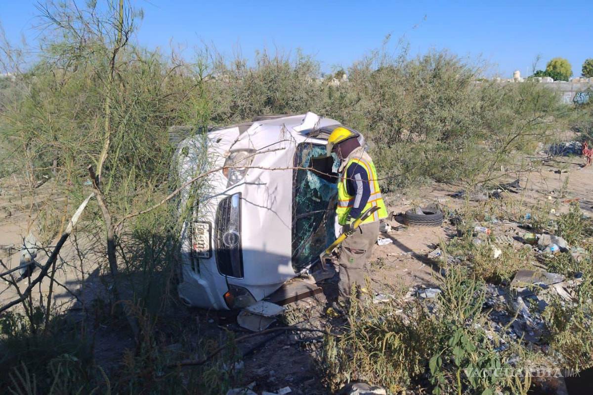 Vuelca automovilista en bulevar de Torreón; no hay lesionados