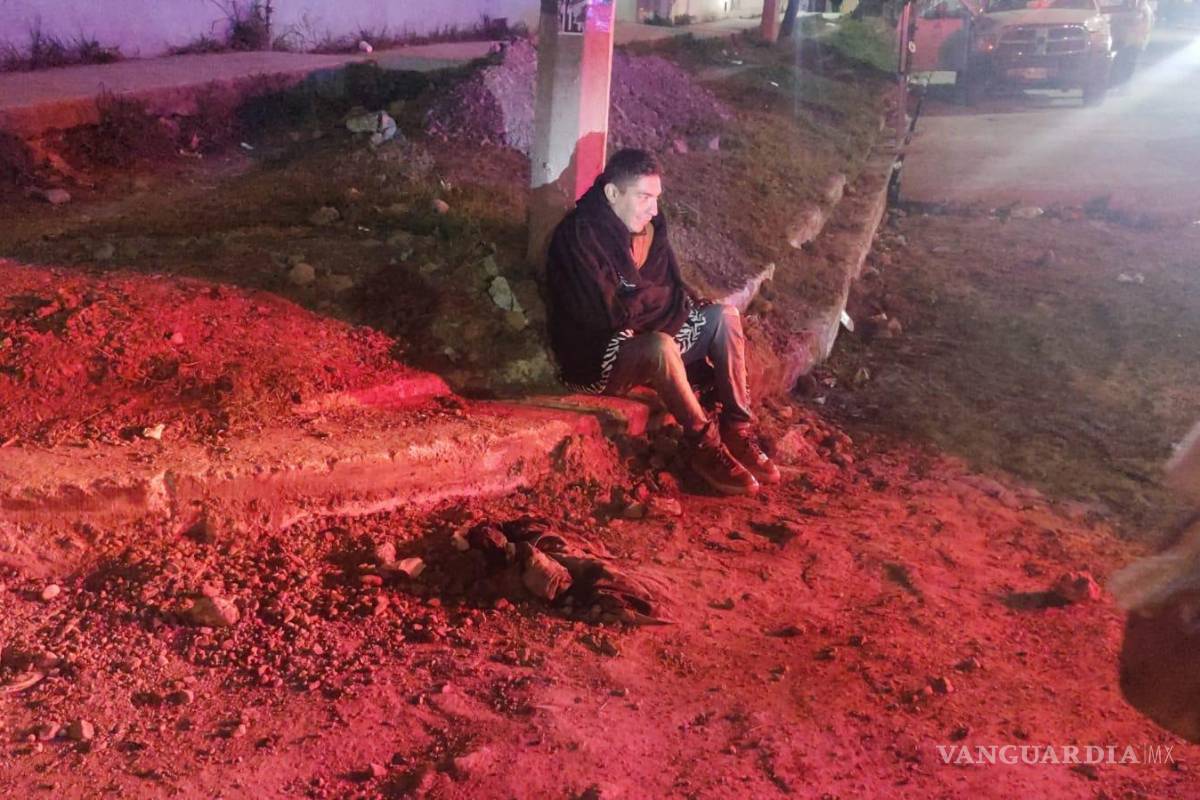 Rescatan a hombre que cayó tres metros en zanja de obras de drenaje pluvial en NL