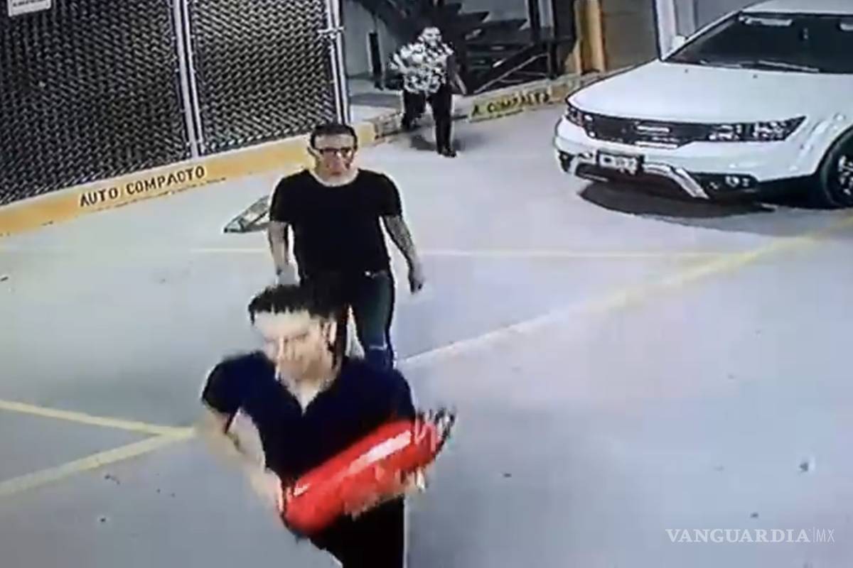 ‘Atrapa’ cámara a 3 ladrones de extintores