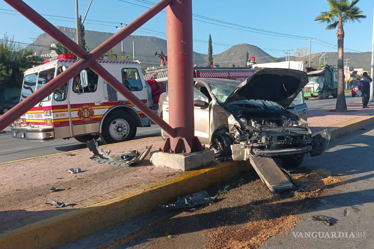Por veloz choca con palmera y puente, en Saltillo; culpa a otro coche