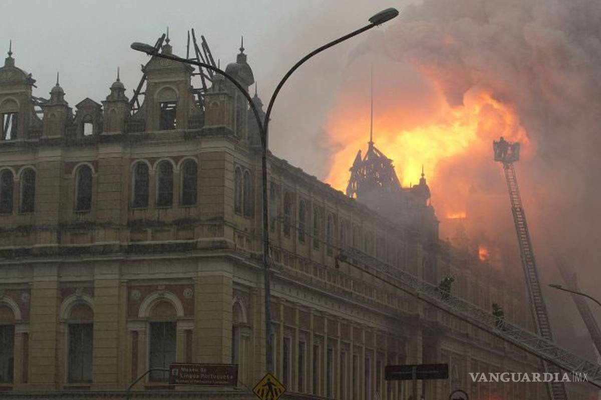Incendio en el Museo de la Lengua Portuguesa en San Pablo, reportan un muerto