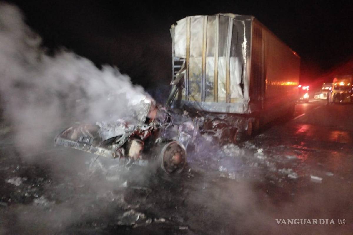 Tráiler arde en llamas tras choque en la carretera 57; caos vial por horas
