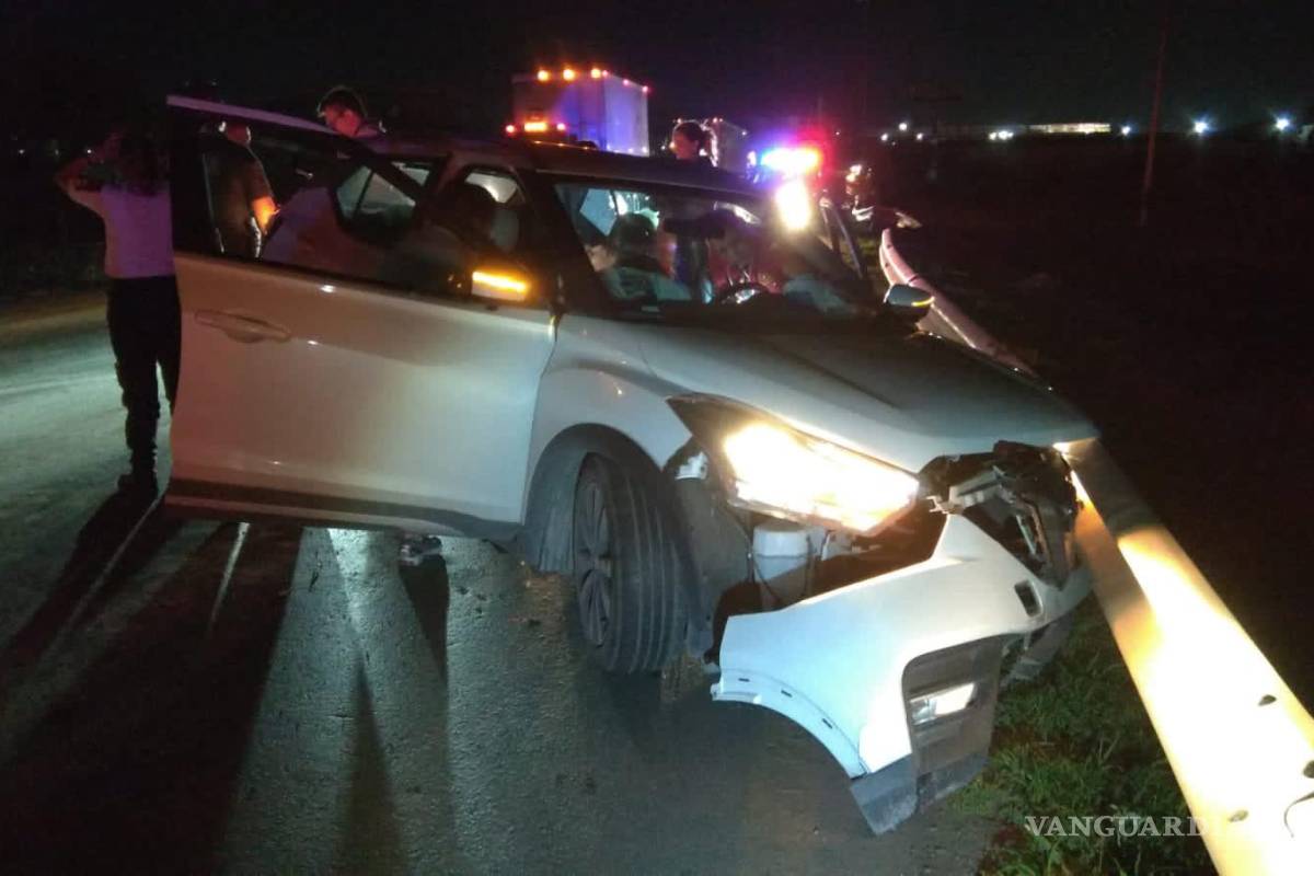 Choca y vuelca sobre autopista Monterrey-Saltillo