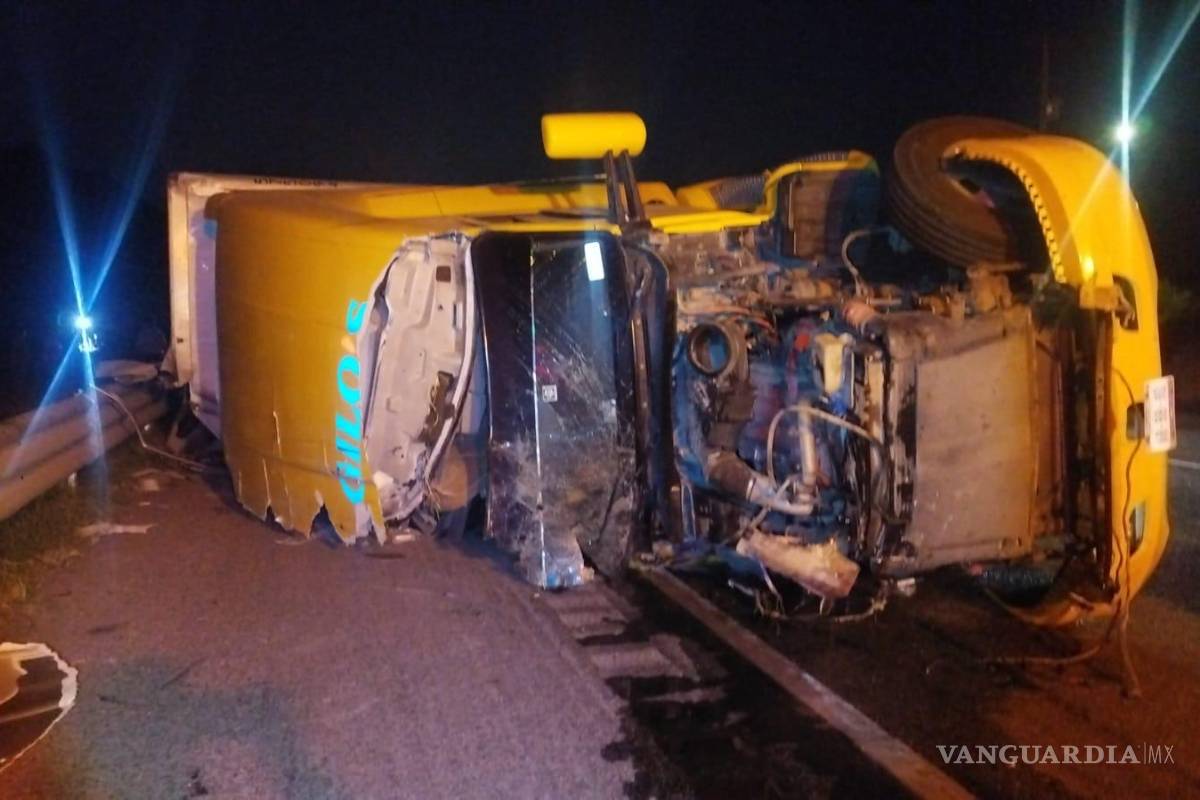Trailero muere mutilado al volcar en la carretera libre Monterrey- Saltillo