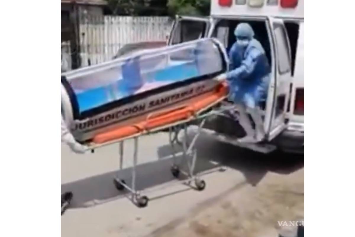 Captan en video a sospechosa de coronavirus que es trasladada en cápsula a clínica en Acuña