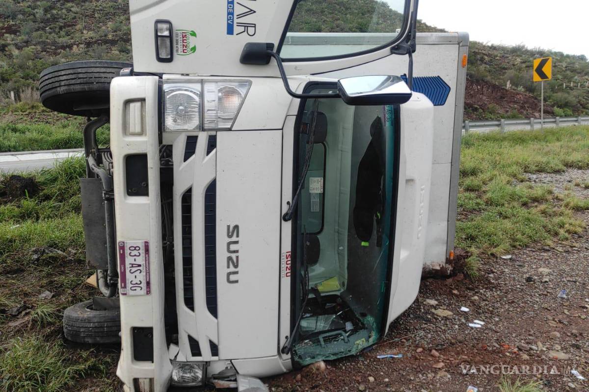 Por fuerte lluvia, camión vuelca en la carretera a Torreón