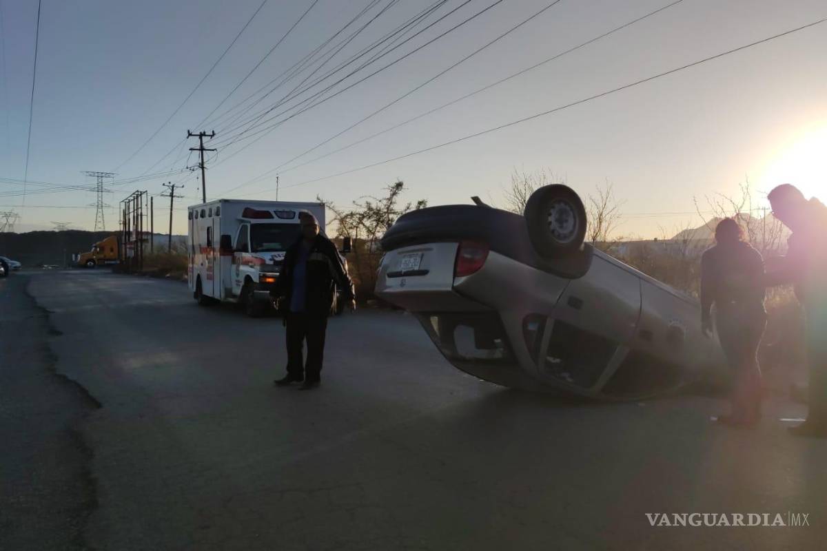 Dormitada le sale cara a conductora; vuelca en la carretera Saltillo-Monterrey