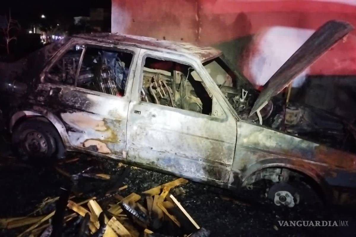 Autos arden en llamas dentro de taller mecánico en Saltillo