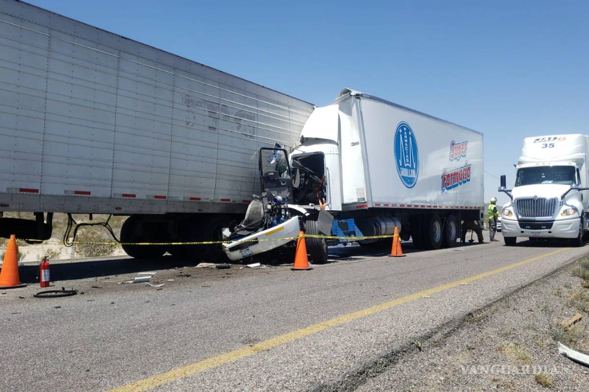 Tráiler de Farmacias Guadalajara se impacta contra otro en la carretera Torreón-Saltillo; hay una persona sin vida