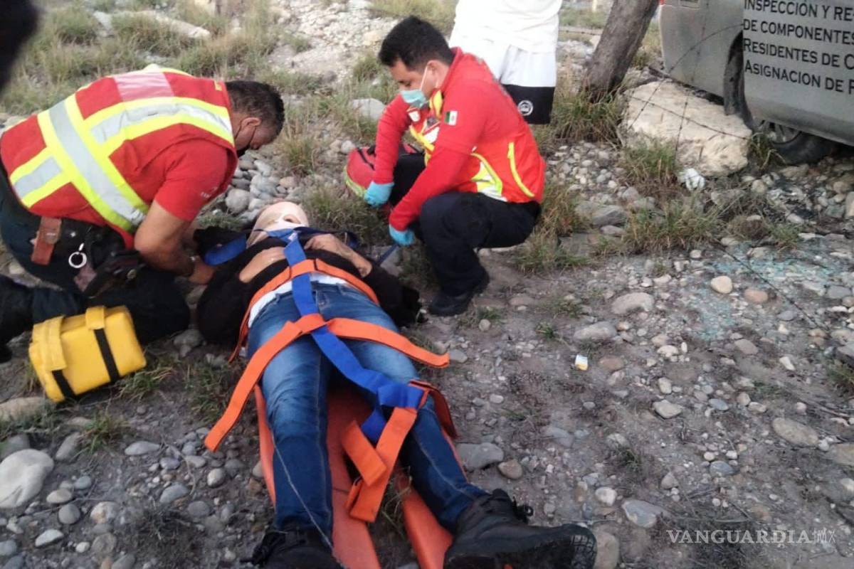 Saltillo: chofer dormita y se sale del camino, dos trabajadores resultan heridos