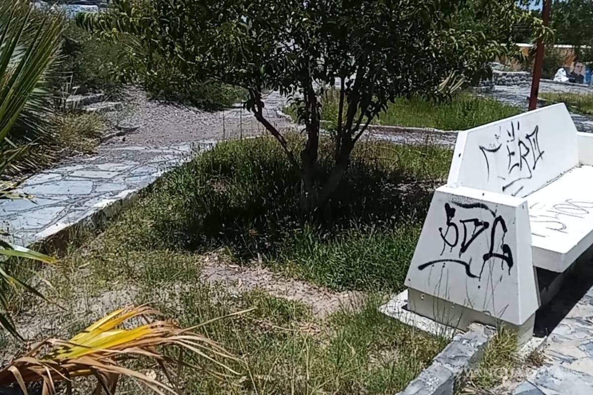 $!Bancas dañadas y sin mantenimiento dan una mala impresión a quienes llegan al sitio.