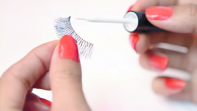 ¡Ojo con el pegamento! … de las pestañas