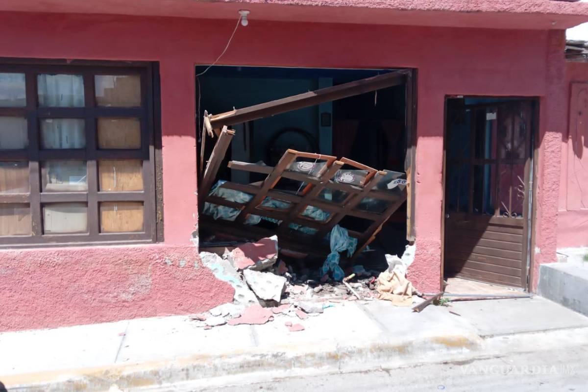 ¡Sin frenos! Auto se estrella contra casa en Parras, deja graves daños y el conductor huye