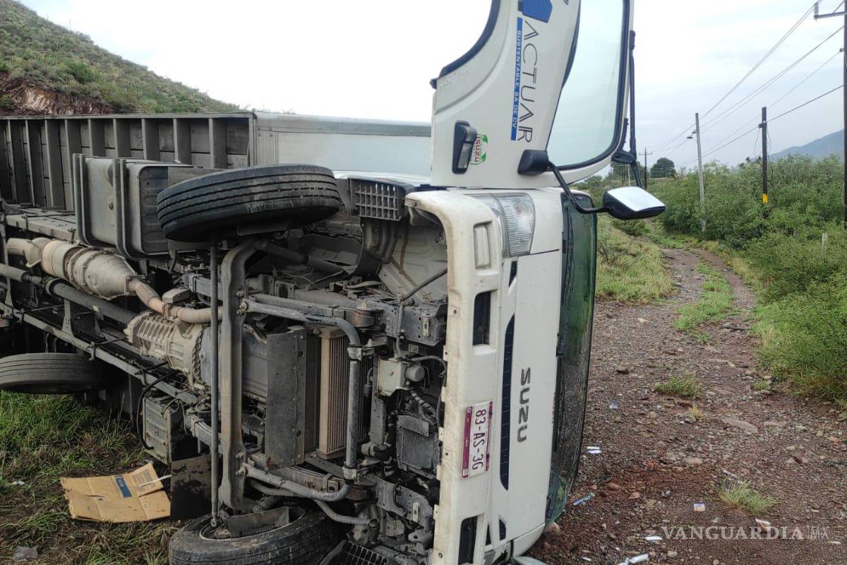 Por fuerte lluvia, camión vuelca en la carretera a Torreón