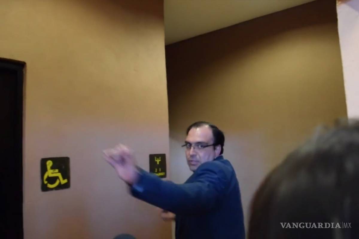 Diputado Francisco Tobías se esconde en el baño