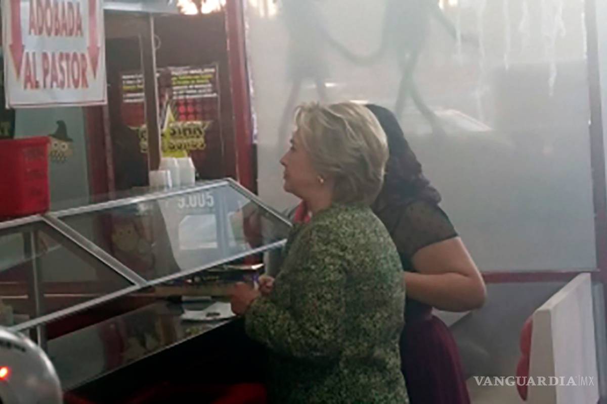 A Hillary le gustan los 'de pastor'; cena tacos en Las Vegas